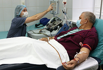 Врач-трансфузиолог Теляшов М. А. проводит забор гемопоэтических стволовых клеток крови на сепараторе компонентов крови Spectra Optia.
