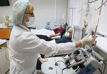 Федорова Л. Н., медицинская сестра высшей категории отделения ОЗГСК проводит сбор гемопоэтических стволовых клеток крови на автоматическом сепараторе компонентов крови Spectra Optia.