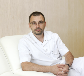 Врач-хирург, кандидат медицинских наук Силаев Максим Анатольевич.